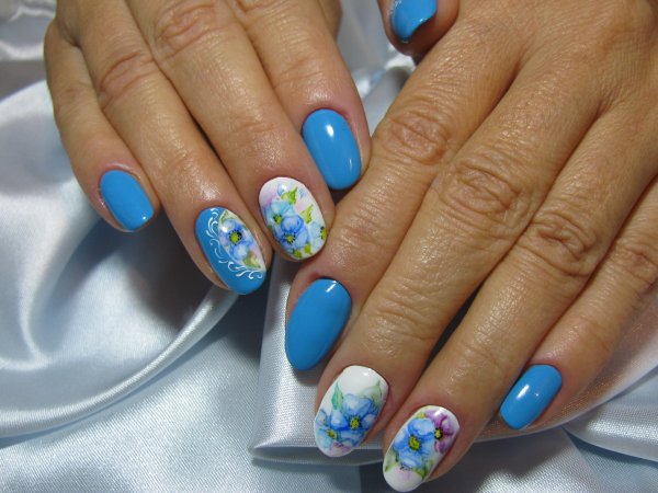Голубой маникюр