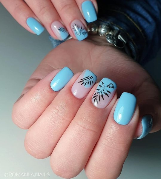 Маникюрв голубых тоеах