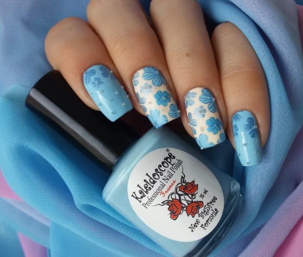 Голубой маникюр с цветочками