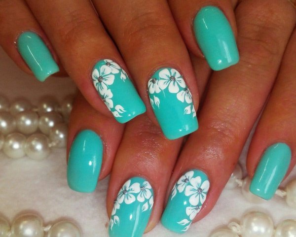 Маникюр с бирюзовым лаком
