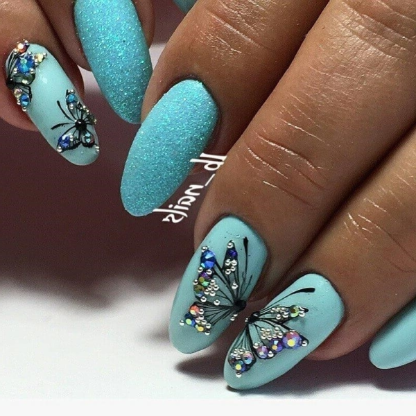 Маникюр с бабочками