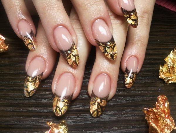 Осенний французский маникюр