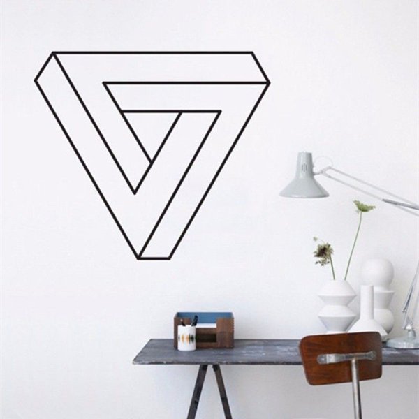 Геометрические фигуры на стене в интерьере