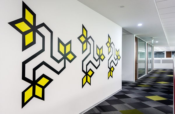 Объемный геометрический рисунок на стене