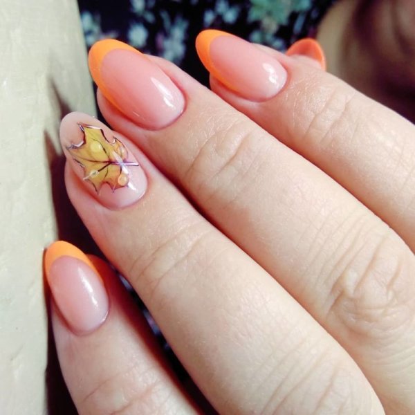 Осенний френч 2022 миндаль