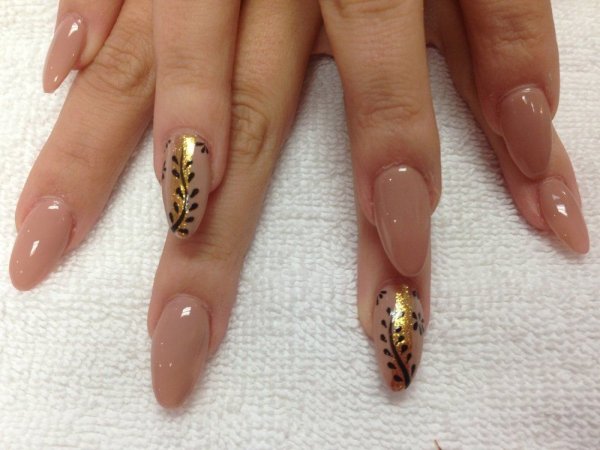 Осенний френч на ногтях миндалевидной формы