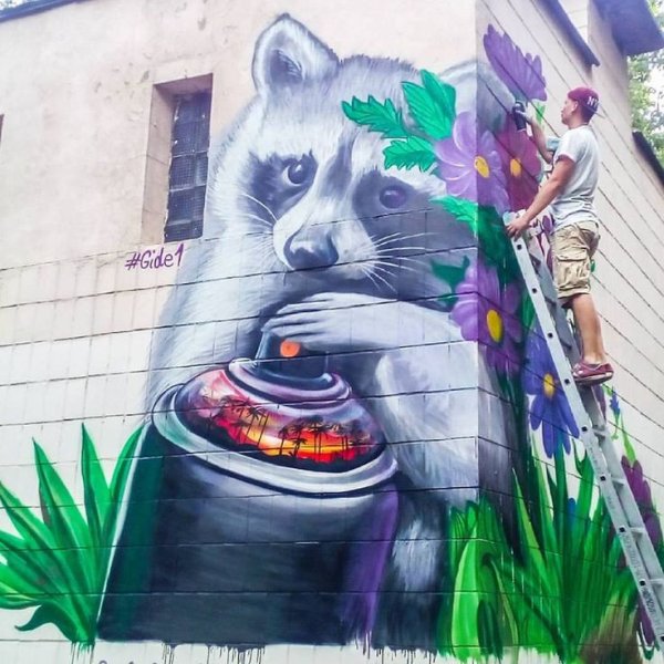 Баллончиком на стене