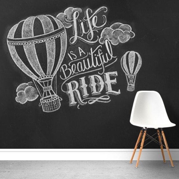 Рисунки мелками на стене