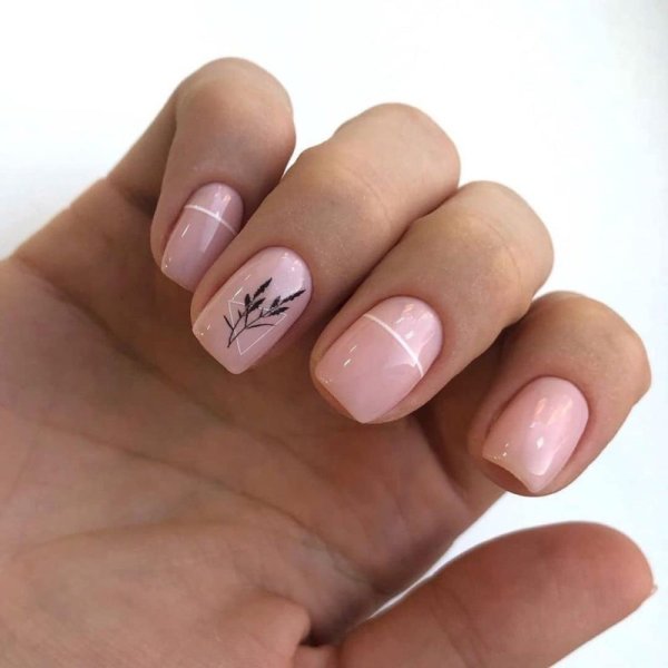 Нюдовый маникюр с рисунком