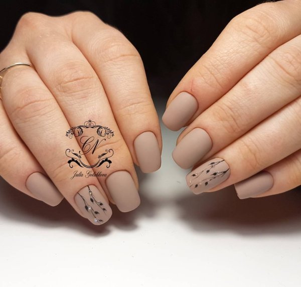 Бежевый маникюр