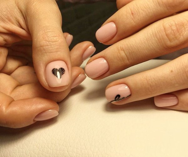 Маникюр нюд с черным на короткие ногти