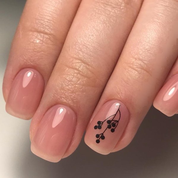 Маникюр нюдовый с черным