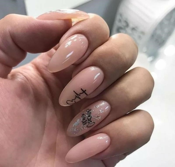 Нюдовый маникюр 2019 миндаль