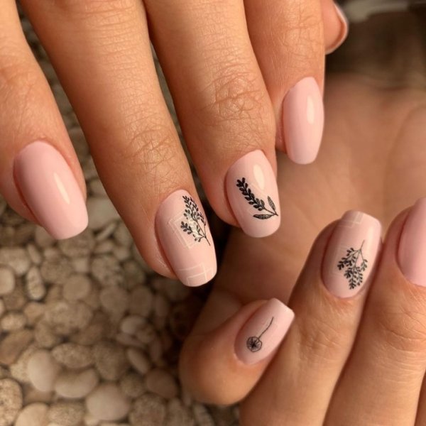 Нюдовый маникюр с рисунком