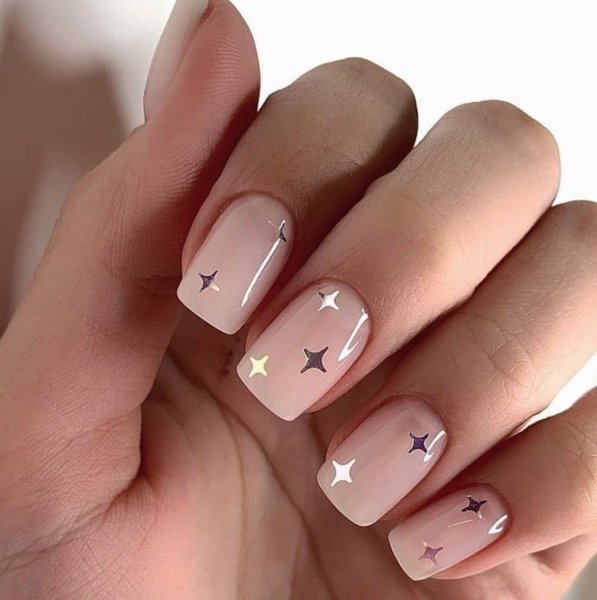 Нюдовый маникюр с сердечками