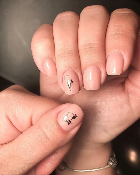 Нюдовый маникюр на короткие ногти