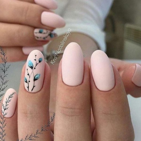 Весенний нюдовый маникюр