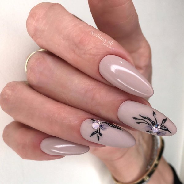 Нюдовый маникюр с рисунком