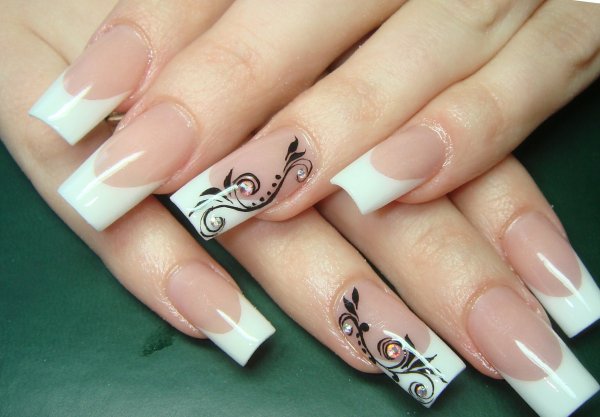 Красивый френч на ногтях
