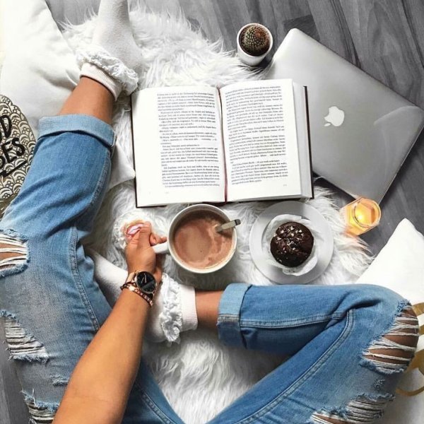 Девушка с книгой и кофе