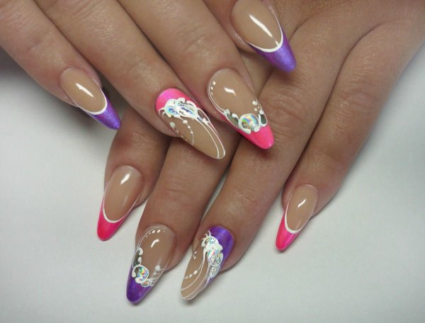 Яркий френч на миндалевидных