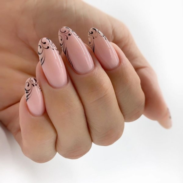 Фигурный френч на ногтях