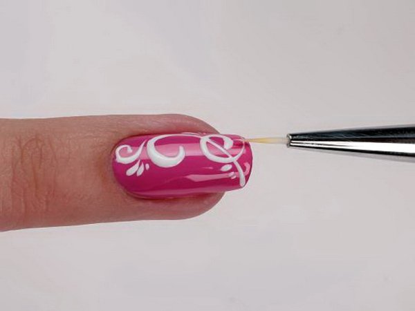 Узоры на ногтях тонкой кистью