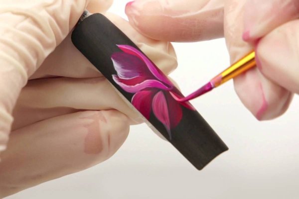 Роспись плоской кистью на ногтях