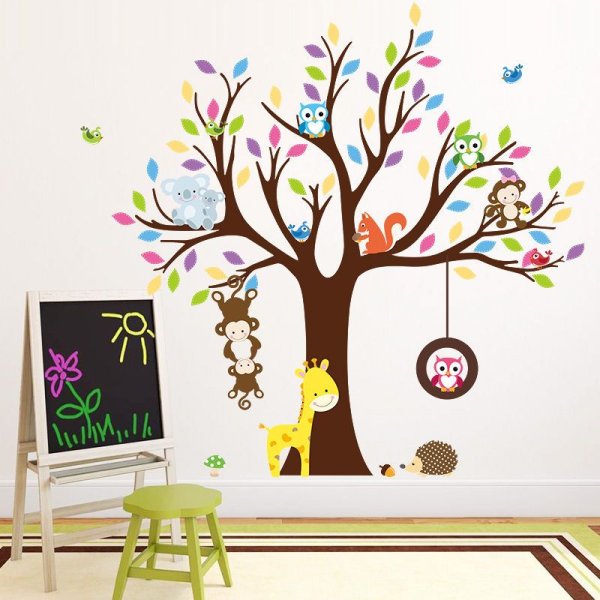 Объемный декор на стене деревья