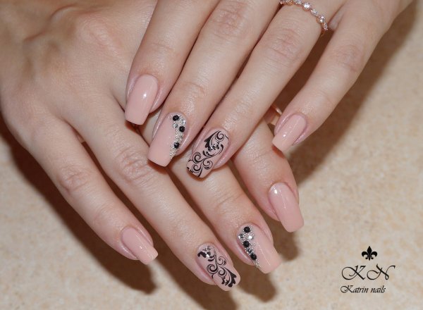 Наращивание ногтей с узорами