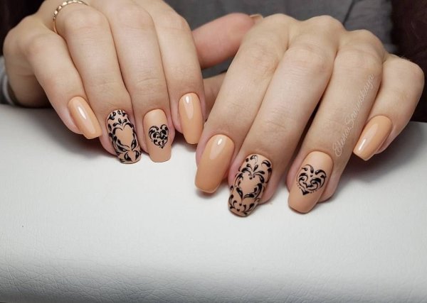 Бежевый маникюр с узором