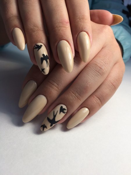 Бежевые ногти