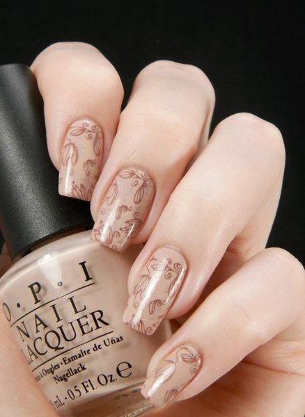 Маникюр в бежевых тонах