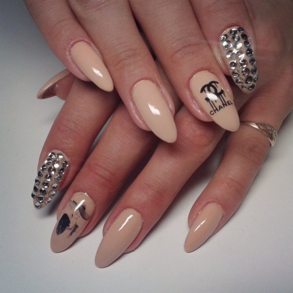 Бежевый маникюр на длинные ногти