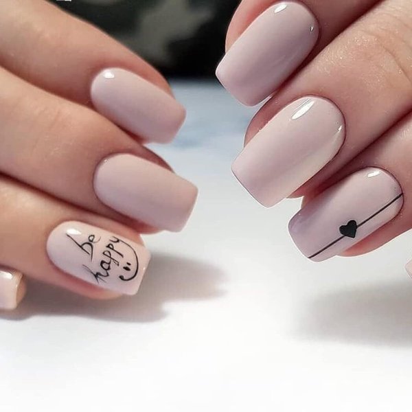 Красивый бежевый маникюр