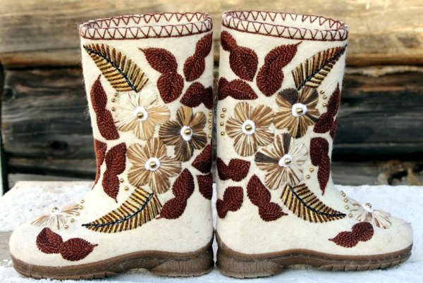 Вышитые валенки