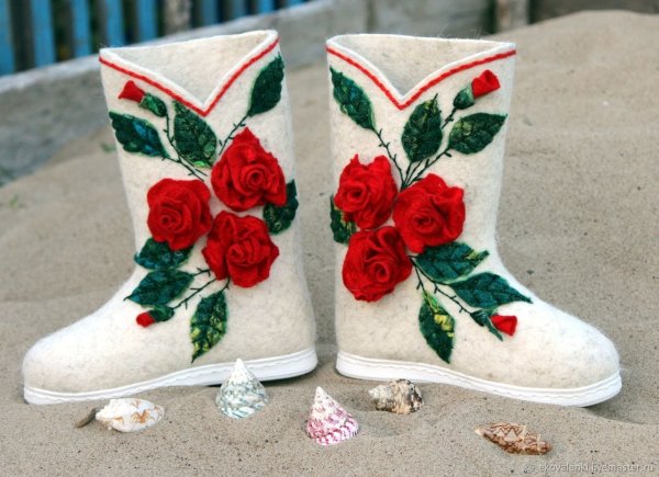 Валенки с вышивкой