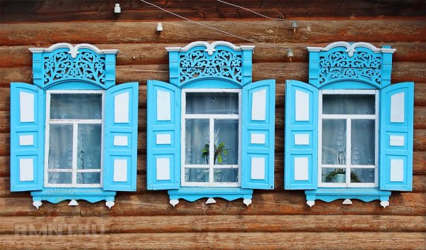 Домик со ставнями