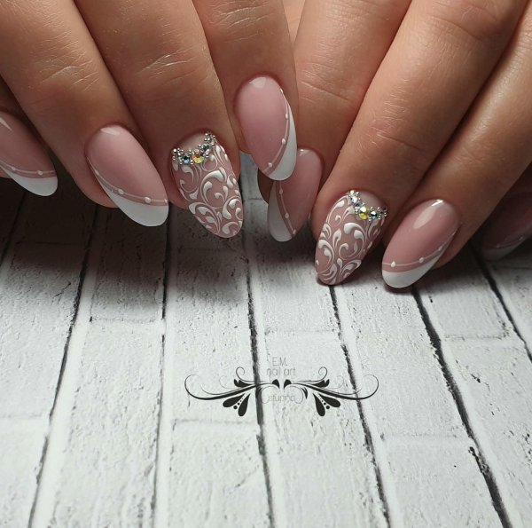 Маникюр французский с рисунком