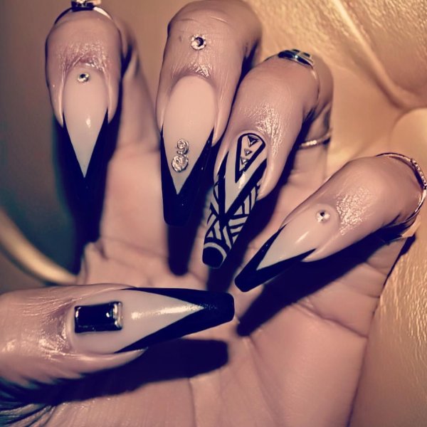 Маникюр абстракция острые ногти