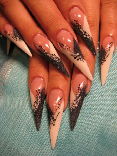 Угловой френч на острых ногтях