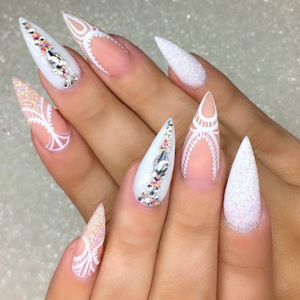 Белый френч на стилетах