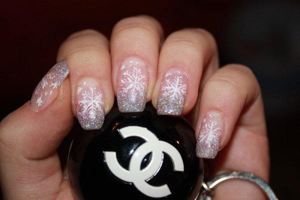 Маникюр со снежинками