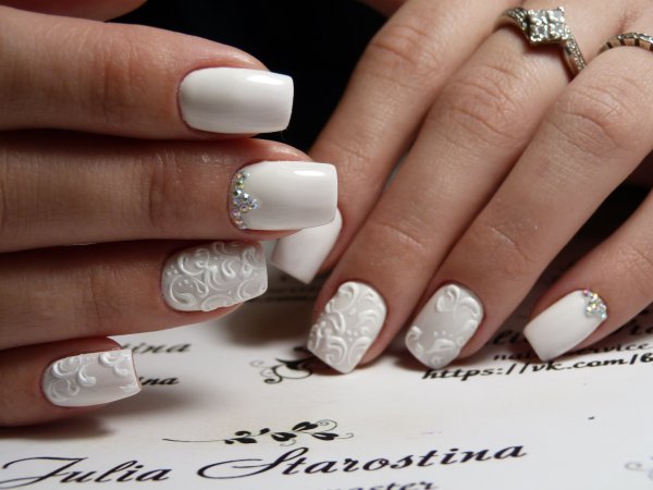 Шеллак бежевый со стразами