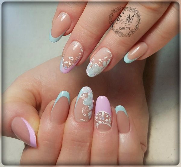 Красивый нежный френч на ногтях