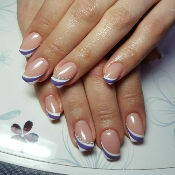 Двойной френч на ногтях миндальной формы