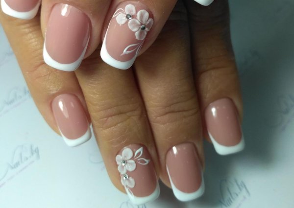 Красивый френч на ногтях