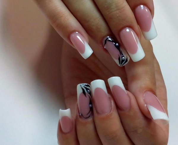 Ногти белый френч с рисунком