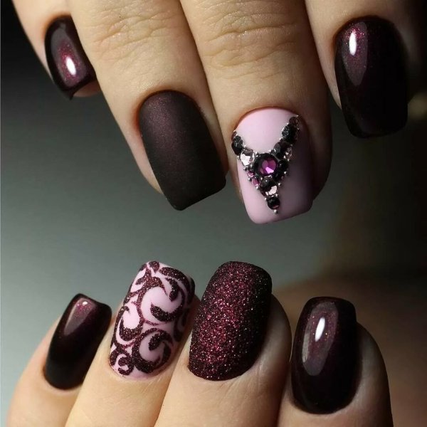 Маникюр в темных тонах