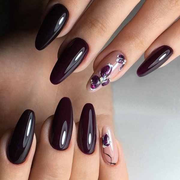 Красивый темный маникюр